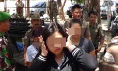 DIGELANDANG: 3 perempuan dan 3 pria diamankan dalam razia gabungan. foto: beritajatim
