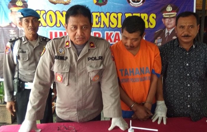 Kapolsek Balongbendo Kompol Sugeng Purwanto bersama tersangka dan barang bukti.