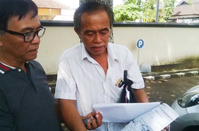 Joko Prabanto, kuasa penggugat versi J. Tasman saat menunjukan bukti salinan SHM yang telah dilegalisir BPN. 