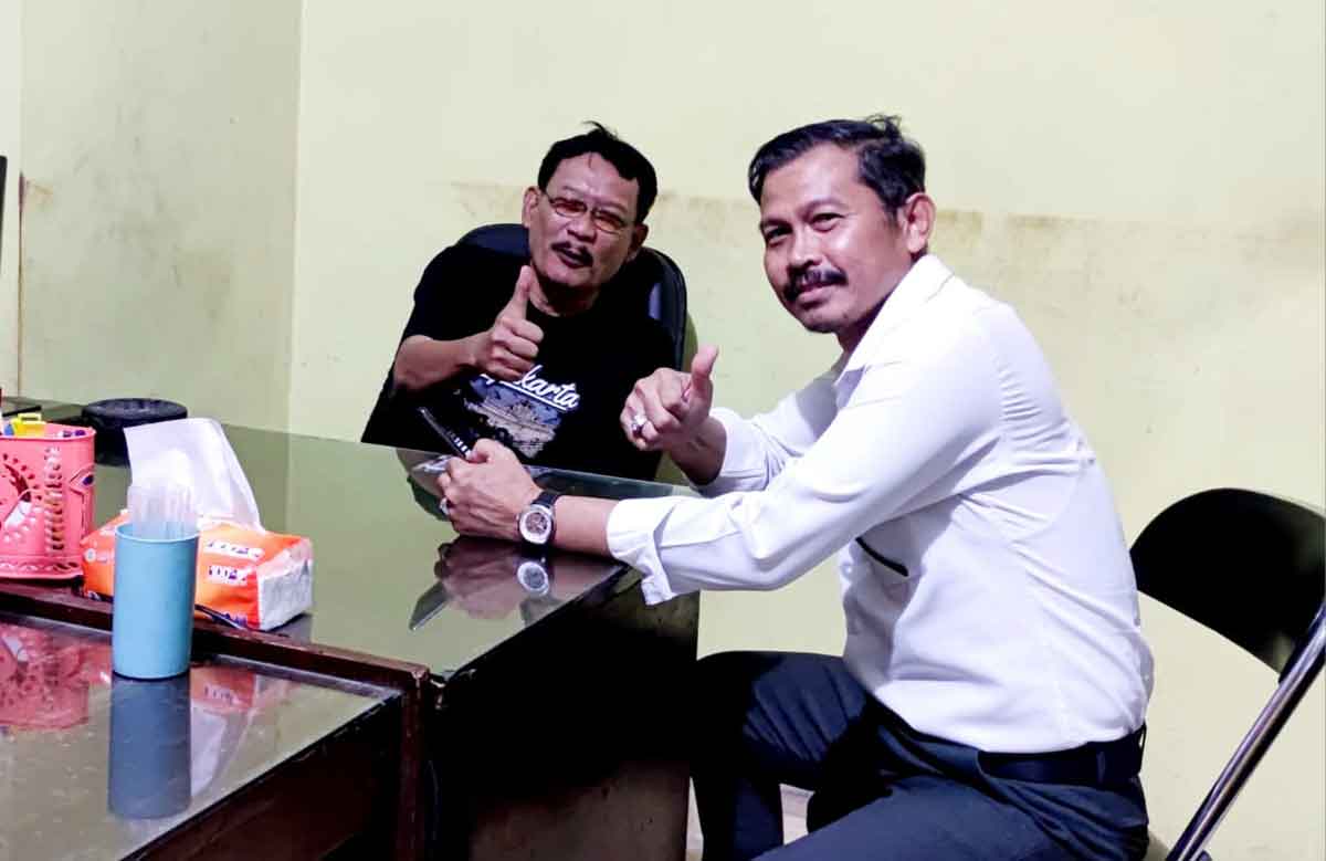 Andi Fajar Yulanto saat berdiskusi dengan Sekretaris DPD Golkar Gresik, Atek Riduan. Foto: Ist