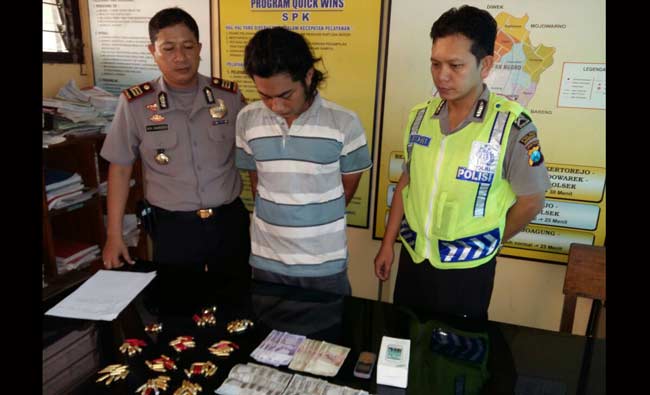 Salah satu tersangka yang diamankan polisi. foto: ROMZA/ BANGSAONLINE