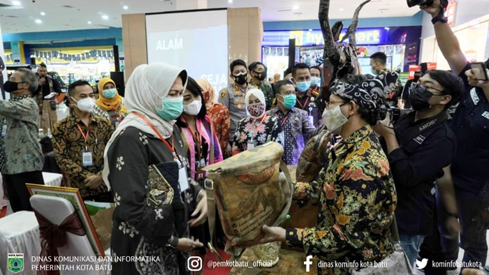 Wali Kota Batu beserta Wakil Wali Kota Batu menengok berbagai hasil produk daur ulang sampah, mulai dari tas belanja, bunga hias, dompet hingga vas bunga.