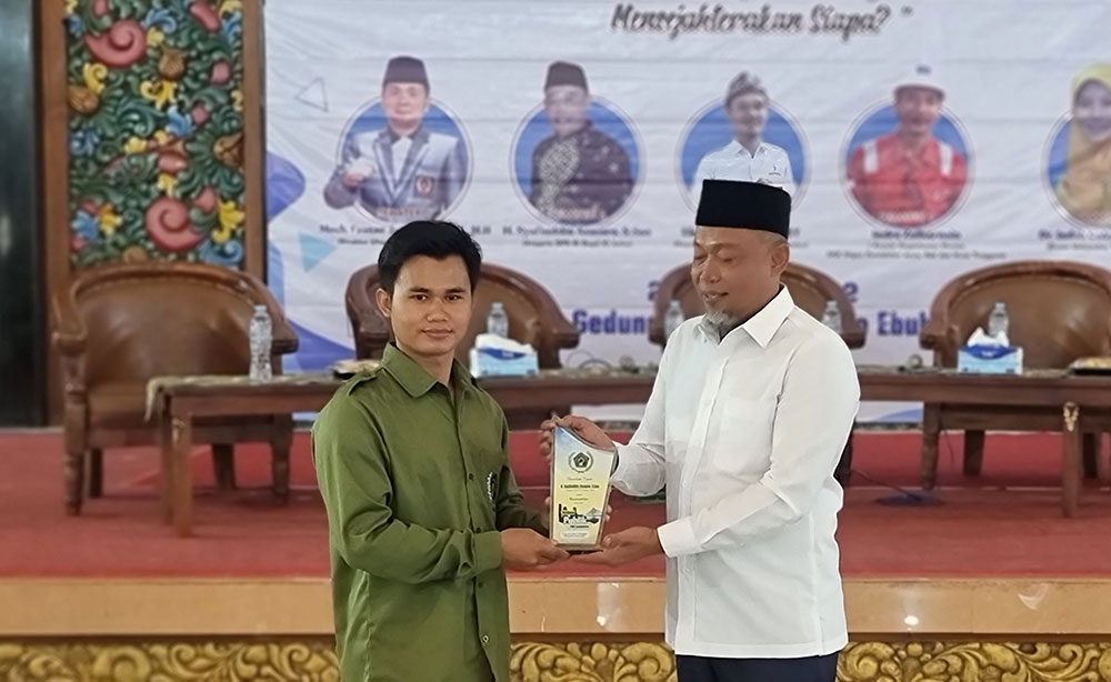 H. Syafiuddin, S.Sos. saat menerima cenderamata dari Mahmud Ismail, Ketua PWI Bangkalan.