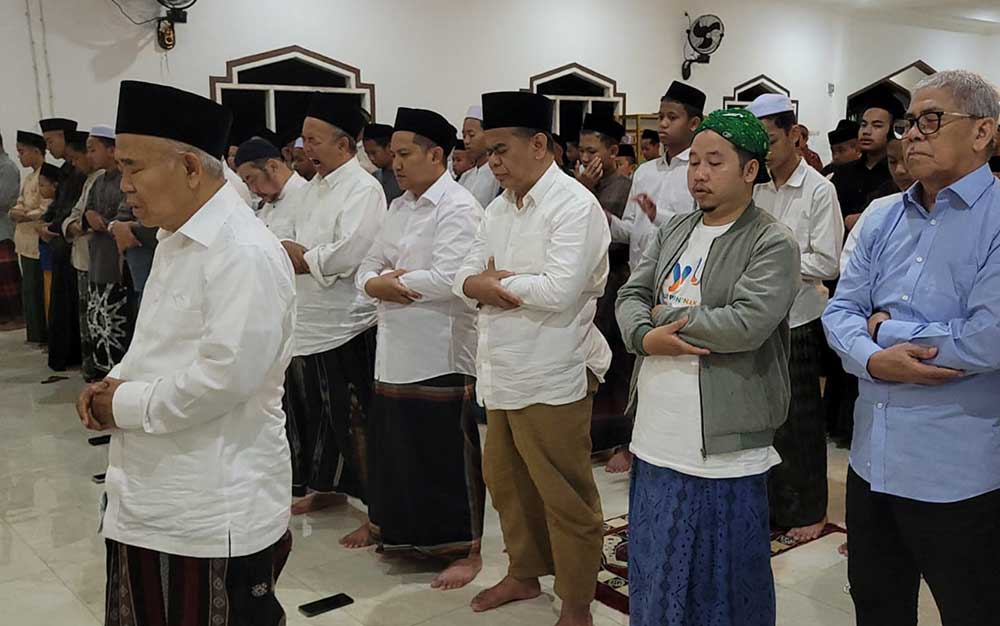 Prof. Dr. KH. Asep Saifuddin Chalim, M.A. saat memimpin salat hajat untuk kemenangan pasangan calon Bupati dan Wakil Bupati Serang, Ratu Zakiyah-Najib Hamaz.