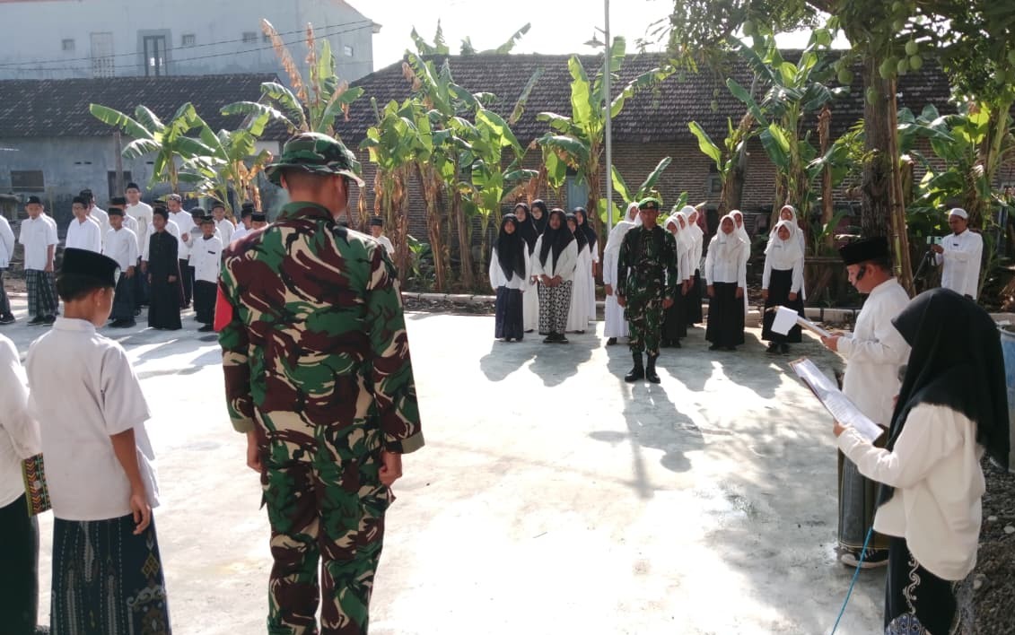 Satgas TMMD ke-126 mengikuti upacara Hari Santri Nasional di Ponpes Thoriqussalam Desa Kedondong Tulangan. foto ist
