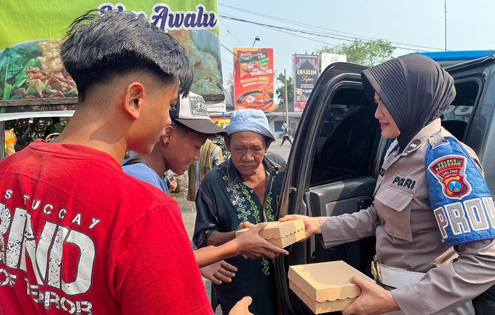 Jajaran Polwan Polres Pasuruan saat bagi-bagi nasi kotak di Kecamatan Bangil.