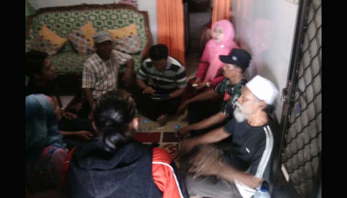 Pasangan diduga selingkuh, MT dan IP ketika dilabrak. foto: syuhud/ bangsaonline.
