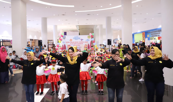 Ketua Pengprov Perwosi Jawa Timur, Arumi Bachsin menghadiri lomba senam irama gembira anak TK se-Kota Surabaya.