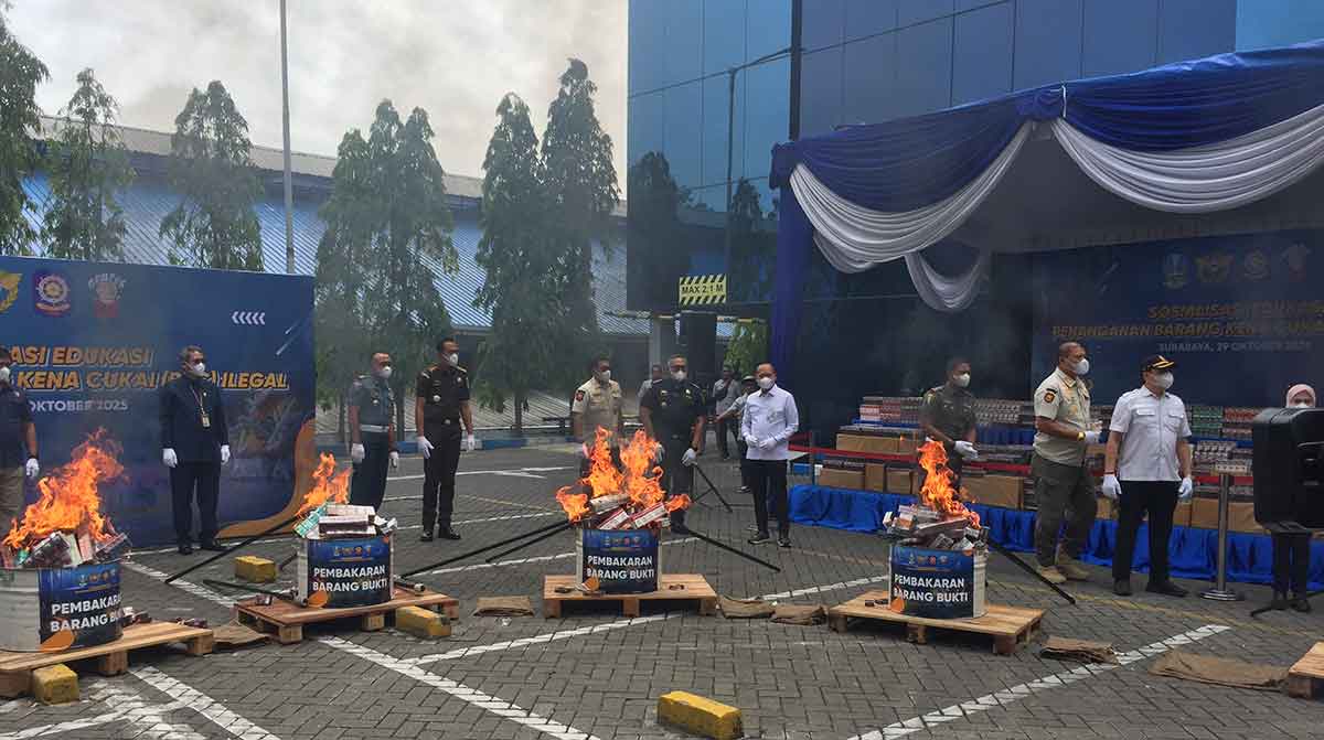 Pemusnahan rokok ilegal di halaman Graha Pena Surabaya.