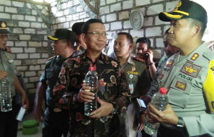 Bupati Tuban ikut menggerebek rumah yang memproduksi arak.