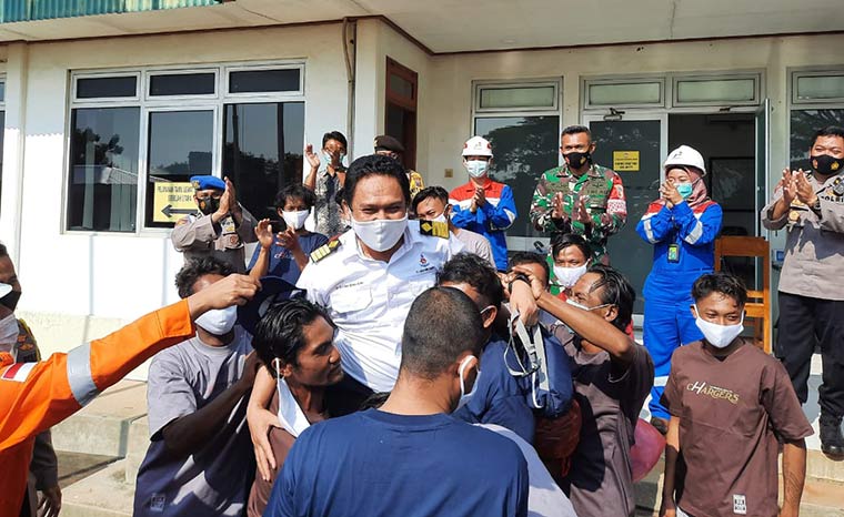 SANG PENYELAMAT: Kapten Kapal MT Queen Majesty, Muhammad Amin Rahman diangkat para nelayan yang diselamatkan dalam kebakaran kapal KM Bintang Jaya Mandiri.