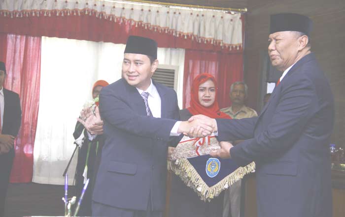 Bupati Nganjuk H Novi Rahman Hidayat SSos menerima serah terima jabatan dari Pj Bupati Nganjuk Drs Sudjono. Foto: BAMBANG/ BANGSAONLINE