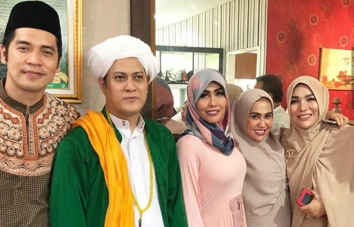 Gus Anom bersama Winda Saskia (dua dari kanan) dan artis-artis ibukota usai pengajian Majelis Taklim Al Munawwarah, beberapa waktu lalu. foto: istimewa
