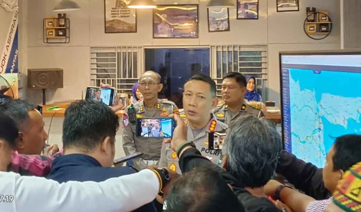 Dirlantas Polda Jatim, Kombes Pol Komarudin, saat memberi keterangan ke awak media.
