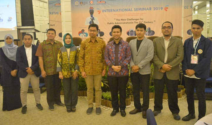 Wakil Gubernur Jatim Emil Elestianto Dardak saat menjadi Keynote Speaker Seminar Internasional The New Challanges for Public Administration in the "21 Century di Hotel Garden Palace Surabaya. foto: ist