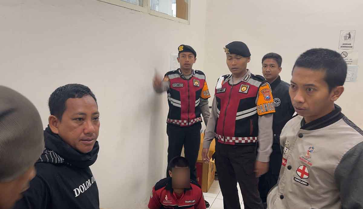 Petugas saat mengamankan terduga pelaku curanmor di Kota Batu.
