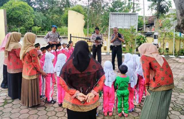 Tumbuhkan Mentalitas, Siswa PAUD di Senori Silaturrahim dengan Polisi