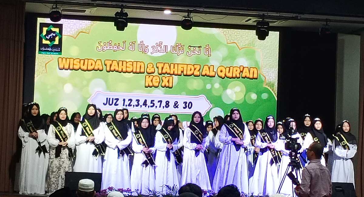 Para siswa SMP YIMI Gresik yang mengikuti tahsin dan tahfidz Alquran saat wisuda. Foto: Ist