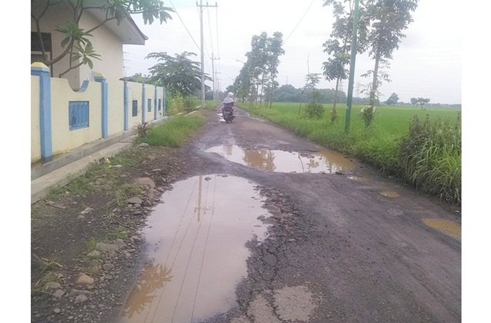 Pemandangan jalan rusak di Gondangwetan.