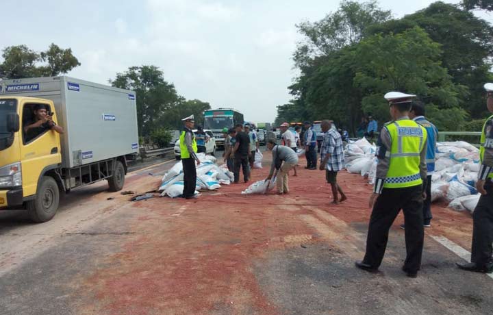 Petugas mengamankan lokasi kejadian.