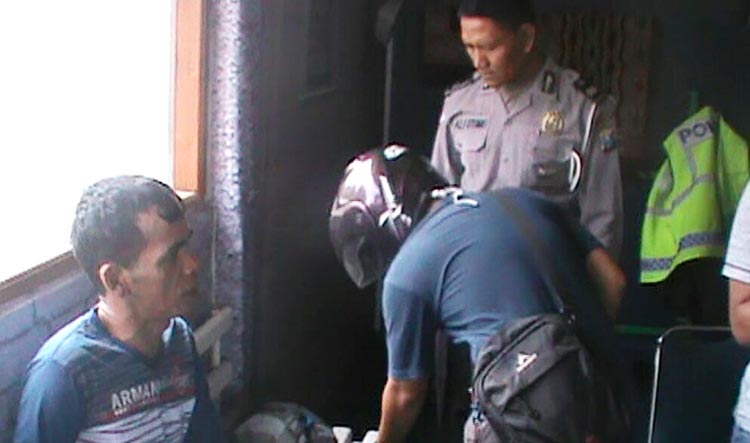 Copet ponsel yang tertangkap warga diamankan di Pos Lantas Terminal Lamongan.