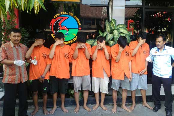 Keenam tersangka bersama Kasubag Humas Polres Tanjung Perak. foto: rusmiyanto/BANGSAONLINE