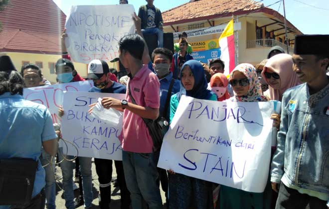 Mahasiswa STAIN Pamekasan menggelar demo karena menduga ada nepotisme dalam penjariang calon ketua STAIN.