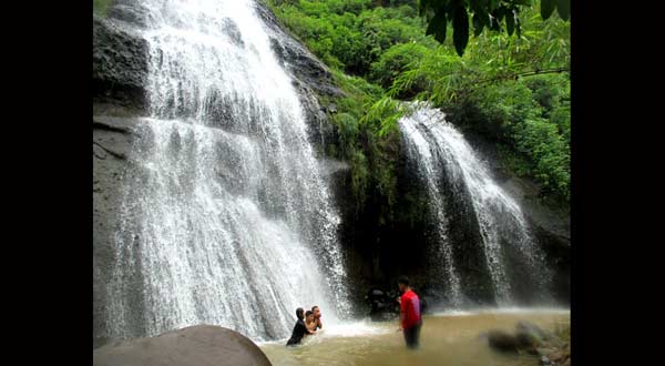 Air terjun Sumber Manik yang tampak masih alami. foto: soewandito/ BANGSAONLINE