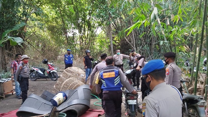 Para petugas sedang mengamankan sepeda motor para penjudi sabung ayam.