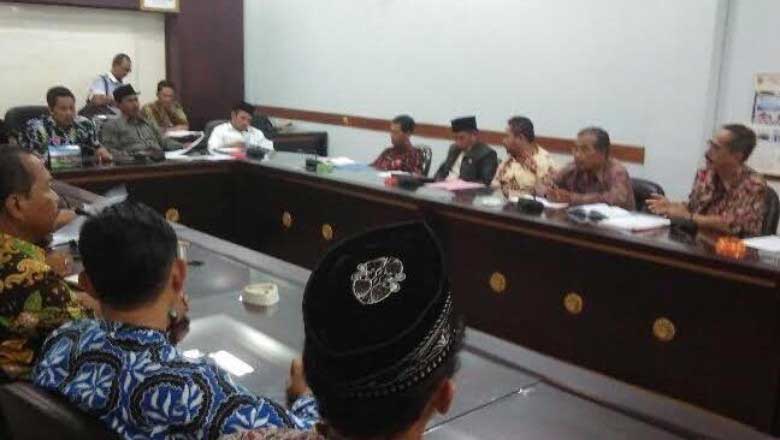 Hearing antara guru agama dan komisi D DPRD Jember. foto: detik