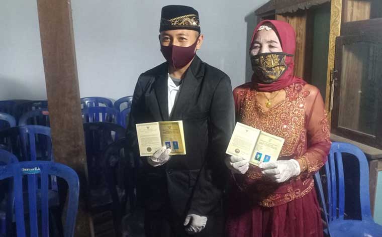 Pasangan terpaut 47 tahun di Ponorogo baru saja menikah.