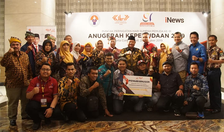 PRESTASI: Bupati Saiful Ilah berpose dengan tokoh pemuda Sidoarjo usai menerima Kabupaten Layak Pemuda, di Jakarta, Senin (28/10) malam. foto: ist