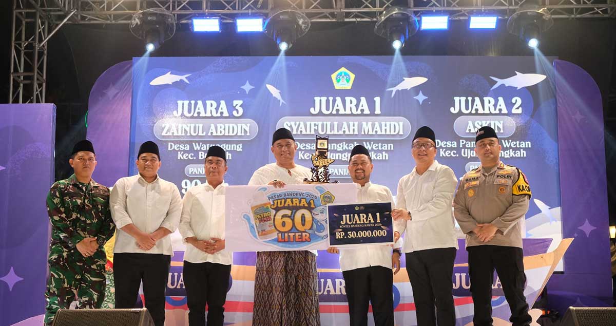 Syaifullah Mahdi, peraih juara I Kontes Bandeng Kawak 2026 saat menerima hadiah dari Bupati Gresik, Fandi Akhmad Yani. Foto: Ist