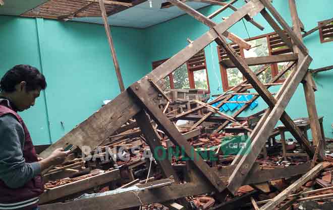 Kondisi kelas 1 SDN Randuwatang, Kecamatan Kudu, Kabupaten Jombang setelah atapnya roboh. foto: ROMZA/ BANGSAONLINE