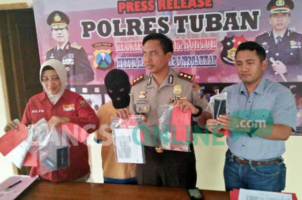 Kapolres Tuban menunjukkan pelaku dan barang bukti. foto: GUNAWAN WIHANDONO/ BANGSAONLINE