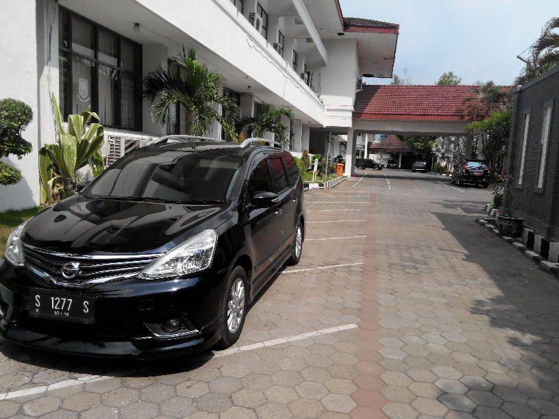 ?SEPI – Suasana parkiran Pemkot Mojokerto yang biasanya ramai tampak sepi, Selasa (20/5/2014). foto yudi/BangsOnline
