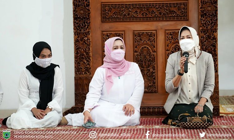 Wali Kota Batu Hj. Dewanti Rumpoko hadir sekaligus membuka acara Batu Membaca Alquran. (foto: ist)