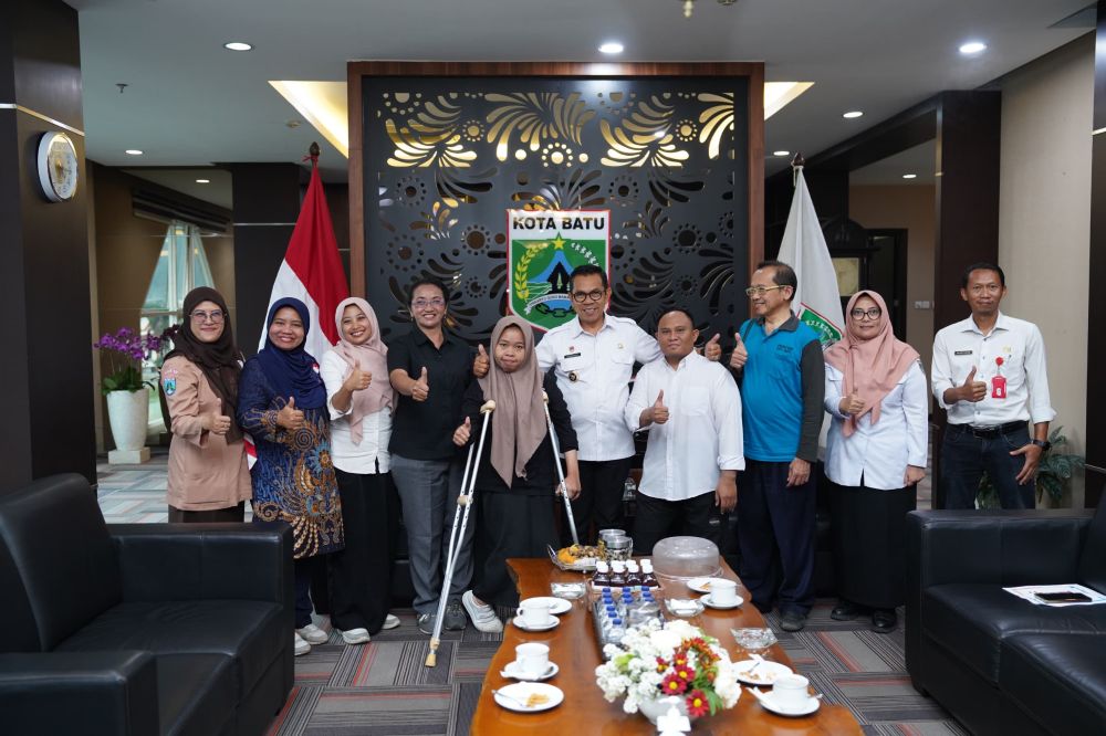 Wali Kota Batu Nurochman foto bersama perwakilan dari Rumah Inklusi Kota Batu