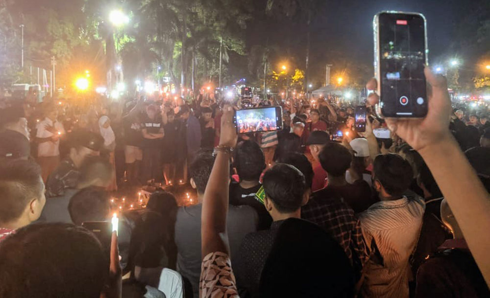 Ribuan Suporter Madura United bersama perwakilan Aremania dan Bonek berkumpul di Monumen Arek Lancor untuk mengenang tragedi di Stadion Kanjuruhan Malang. Foto: DIMAS/ BANGSAONLINE