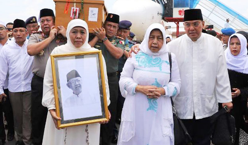 Gubernur Jawa Timur Khofifah Indar Parawansa bersama Kapolda Jatim Irjen Luki Hermawan, dan Pangdam V/Brawijaya Mayjend TNI Wisnoe Prasetja Boedi menyambut kedatangan jenazah KH. Sholahudin Wahid atau yang akrab disapa Gus Sholah, di Bandara Internasional Juanda, Sidoarjo, Senin, (3/2). foto: ist