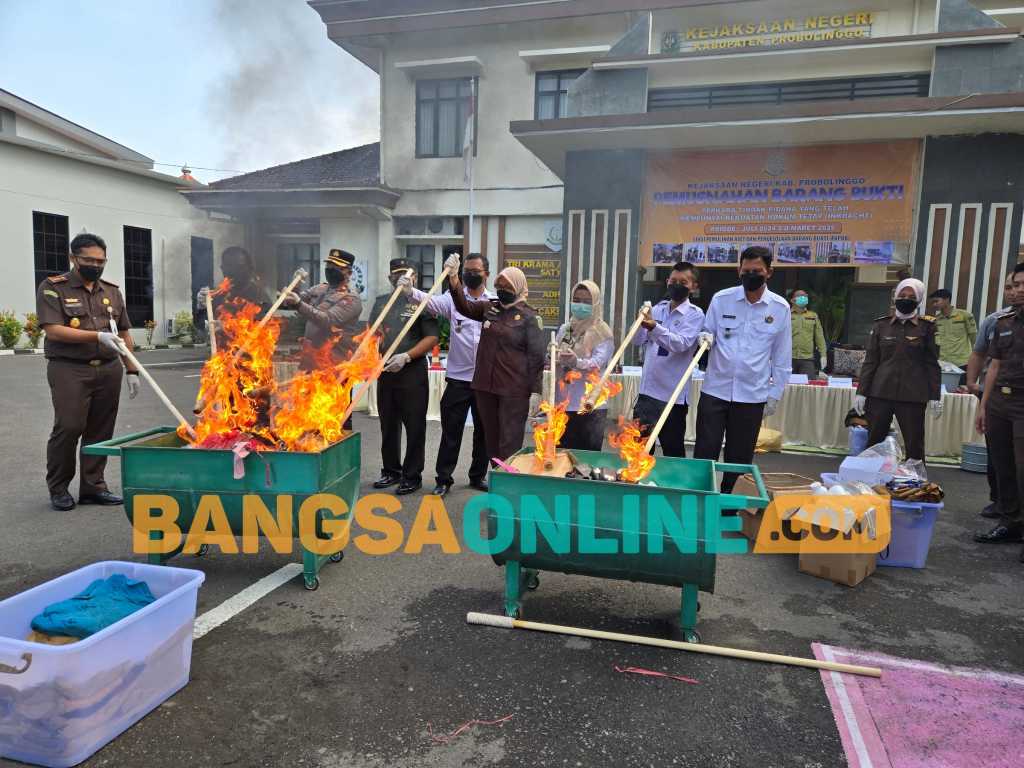 Kajari dan perwakilan Forkopimda saat melakukan pemusnahan barang bukti hasil kejahatan. Foto: Andi Sirajudin/BANGSAONLINE