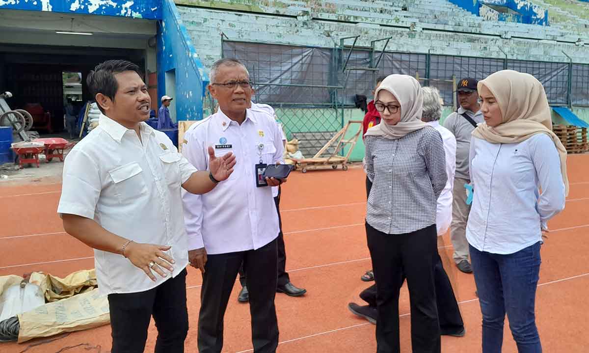 Anggota Komisi D DPRD Kota Malang, Ginanjar Yoni Wardoyo, saat meninjau persiapan venue Porprov Jatim 2025 di Stadion Gajayana.
