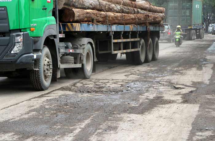 Tampak kendaraan berat melintas di Jalan Harun Thohir. foto: SYUHUD/ BANGSAONLINE