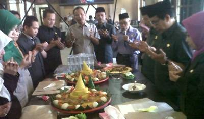 BERDOA - Ketua DPW PKB Jawa Timur, Abdul Halim Iskandar (Gus Halim) beserta anggota fraksi PKB DPRD Jatim saat syukuran di ruang FPKB Jatim, Sabtu (6/9/2014). foto : diday rosadi/BangsaOnline