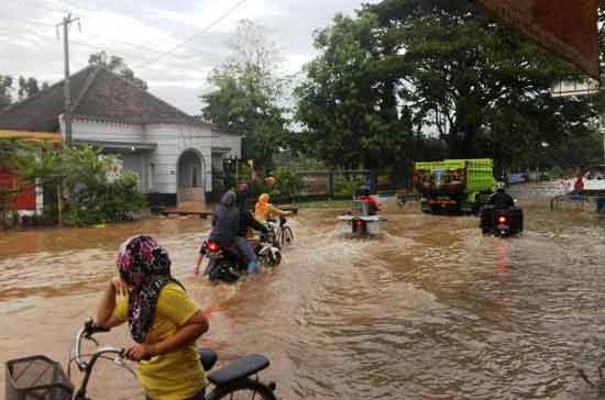 Ruas jalan di Pasuruan yang kebanjiran.