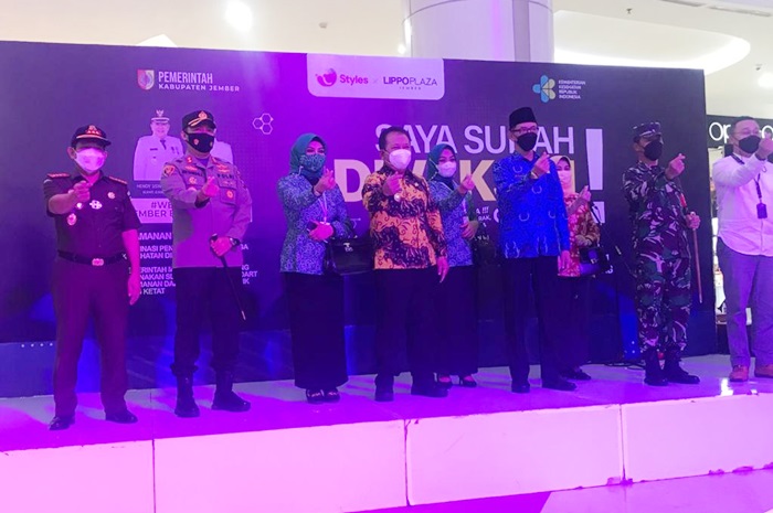 Bupati Hendy Siswanto bersama Wakil Bupati Gus Firjoun membuka gerai vaksinasi Covid-19 di Lippo Plaza, Kamis (17/6) sore.