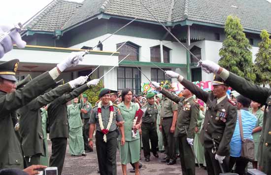 Letkol Inf Akatoto beserta istri mendapat penghormatan pedang pora, tradisi pelepasan kepemimpinan. foto: intan/ BANGSAONLINE