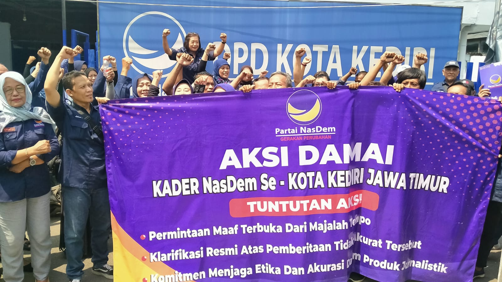 Aksi kader NasDem Kediri melakukan aksi protes