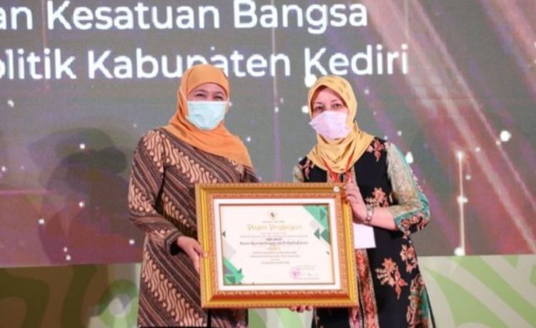 Gubernur Jawa Timur Khofifah Indar Parawansa dan Bupati Kediri dr. Hj. Haryanti Sutrisno. (foto: kominfo)