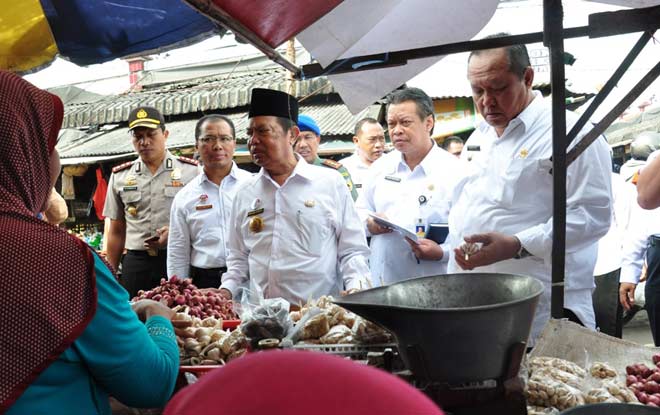Rombongan Forpimda dipimpin Wali Kota Mojokerto saat memantau harga komoditi. foto: YUDI EP/ BANGSAONLINE